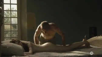 Agathe Bonitzer, Julie Depardieu - Le mariage a trois (2010)