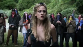 Nora Arnezeder, Lola Kirke - Mozart in the Jungle s01e09 (2014)