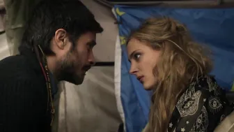 Nora Arnezeder, Lola Kirke - Mozart in the Jungle s01e09 (2014)