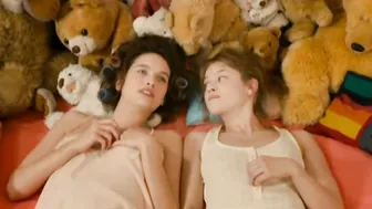 Clara Ponsot, Lou de Laage, Monica Bellucci - Des gens qui s'embrassent (2013)