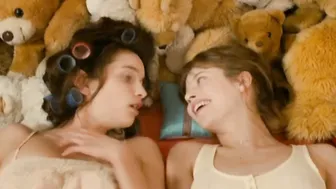 Clara Ponsot, Lou de Laage, Monica Bellucci - Des gens qui s'embrassent (2013)