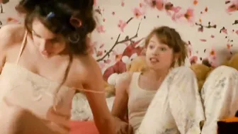 Clara Ponsot, Lou de Laage, Monica Bellucci - Des gens qui s'embrassent (2013)