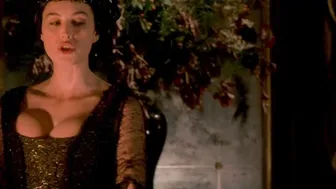 Monica Bellucci – Brotherhood of the Wolf (2001)