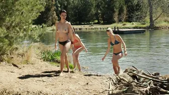Cortney Palm, Lexi Atkins, Rachel Melvin – Zombeavers (2014)