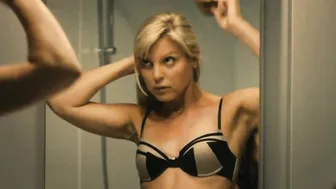 Maaike Neuville, Marieke Dilles, Ellen Schoeters, Eline Kuppens - Weekend aan Zee (2012)