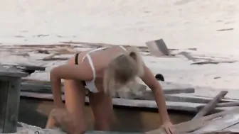 Erika Eleniak – Chasers (1994)