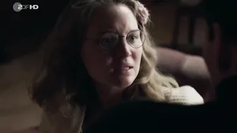 Sonja Gerhardt, Emilia Schule – Ku’damm 56 e01-03 (2016)