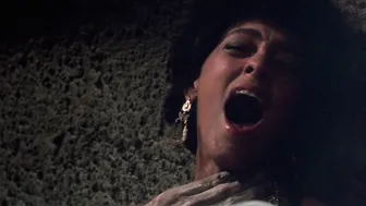 Raffaella Offidani, Barbara Crampton – Castle Freak (1995)