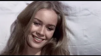 Maribel Martin, Alexandra Bastedo – The Blood Spattered Bride (1972)