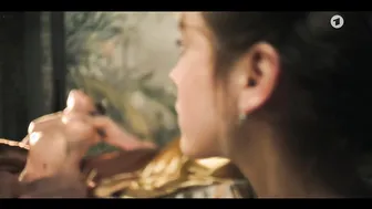 Valerie Stoll, Lia von Blarer - Eldorado KaDeWe - Jetzt ist unsere Zeit S01e01-06 (2021)