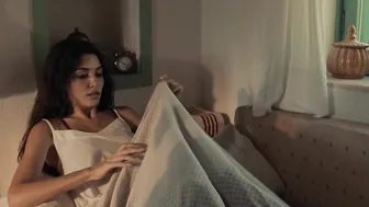 Hande Erçel - Chasing the Wind (Rüzgara Birak) (2025)