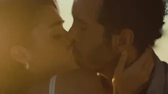 Hande Erçel - Chasing the Wind (Rüzgara Birak) (2025)