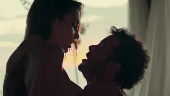 Hande Erçel - Chasing the Wind (Rüzgara Birak) (2025)