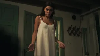 Hande Erçel - Chasing the Wind (Rüzgara Birak) (2025)