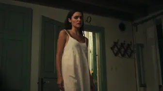 Hande Erçel - Chasing the Wind (Rüzgara Birak) (2025)