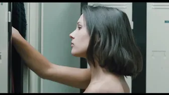 Virginie Ledoyen, Catherine Guittoneau – A Single Girl (La Fille seule) (1995)