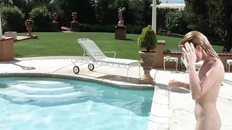 Linda Hutton, Candy Clark, Adrienne Larussa, Claudia Jennings – The Man Who Fell to Earth (1976)