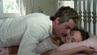 Laura Antonelli, Carla Mancini - How Funny Can Sex Be (Sessomatto) (1973)