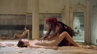 Marie Gillain, Gaia Narcisi – Harem Suare (1999)