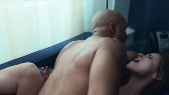 Amanda Peet, Olivia Munn - Your Friends and Neighbors s01e05 (2025)