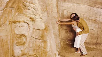 Gal Gadot, Emma Mackey - Death on the Nile (2022)