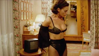 Monica Bellucci, Maria Monti - L'ultimo capodanno (1998)