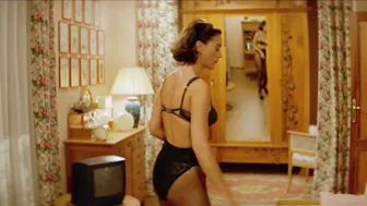Monica Bellucci, Maria Monti - L'ultimo capodanno (1998)