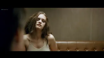 Julia Schacht - Naboer (2005)