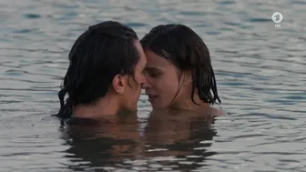 Aylin Tezel, Leonie Benesch - Der Club der singenden Metzger (2019)