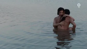 Aylin Tezel, Leonie Benesch - Der Club der singenden Metzger (2019)