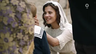 Aylin Tezel, Leonie Benesch - Der Club der singenden Metzger (2019)