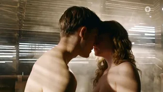 Aylin Tezel, Leonie Benesch - Der Club der singenden Metzger (2019)