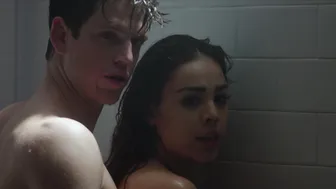 Danna Paola, Ester Exposito - Elite s01e01 (2018)