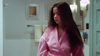 Elizabeth Berridge, Sylvia Miles, etc - The Funhouse (1981)