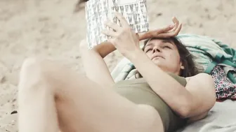 Lena Urzendowsky, Luise Heyer - In die Sonne schauen (2025)