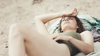 Lena Urzendowsky, Luise Heyer - In die Sonne schauen (2025)