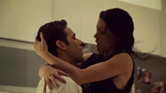 Tatiana Maslany – Orphan Black s01e01 (2013)