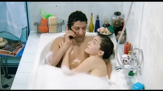 Arielle Dombasle, Julie Gayet - Les 2 papas et la maman (1996)