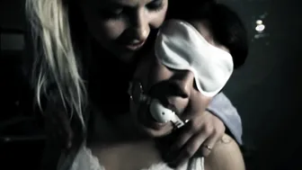Anne Overgaard Stenholt, Merita Jashari - Den lille dod (2011)