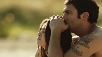 Kasia Smutniak, Carolina Crescentini – Allacciate le cinture (2014)