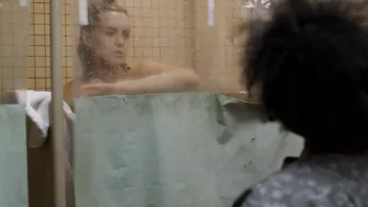 Taylor Schilling, Laura Prepon – Orange Is The New Black s01e01 (2013)